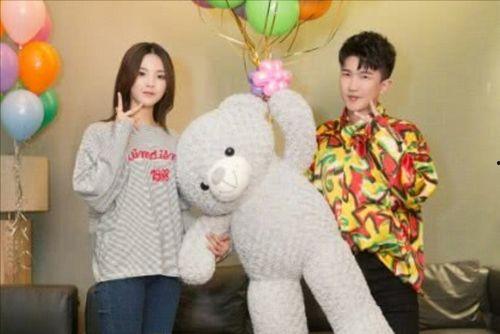 娱乐吃瓜背景图图文